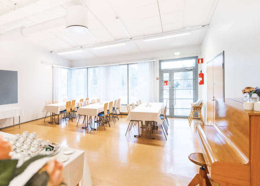 Vaalea tila, jossa isot ikkunat ja vaalean puun värinen lattia.