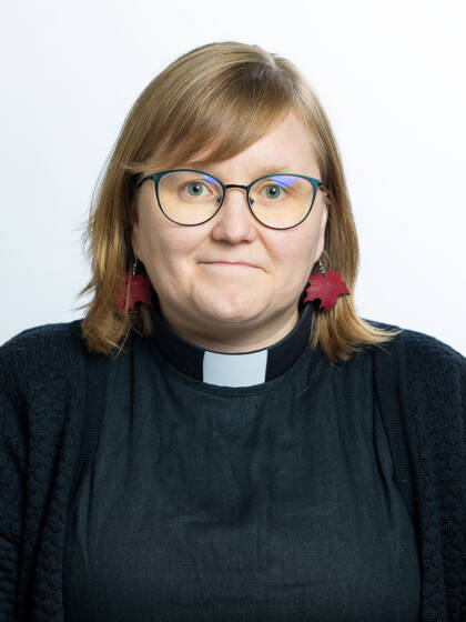 Ihminen mustat vaatteet. Papin kaulus.