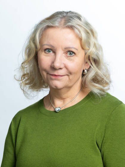 Ihminen vihreä paita päällä.