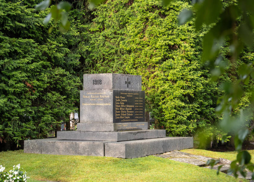 Vapaussodan muistomerkki hautausmaalla harmaasta kivestä, vuosiluku 1918.