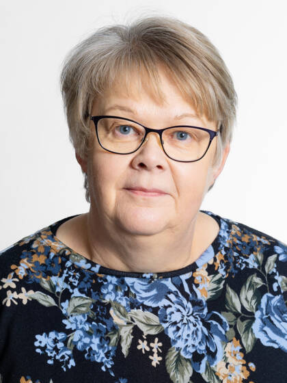 Kasvokuva henkilöstä jolla on vaalea lyhyt tukka ja silmälasit.