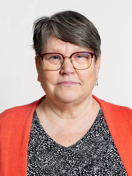 Kasvokuva henkilöstä jolla on lyhyet hiukset ja silmälasit.