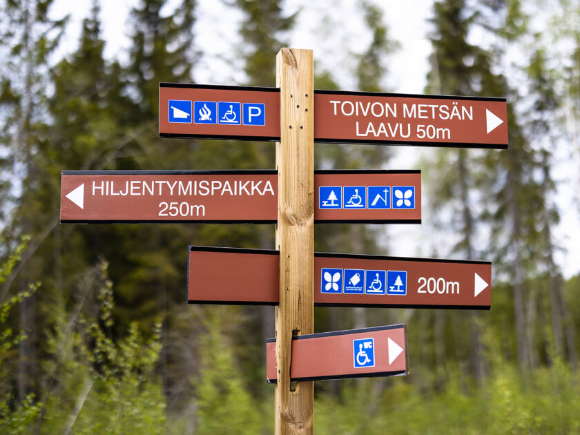 Seinäjoen seurakunnan Toivon metsän opasteviitat.