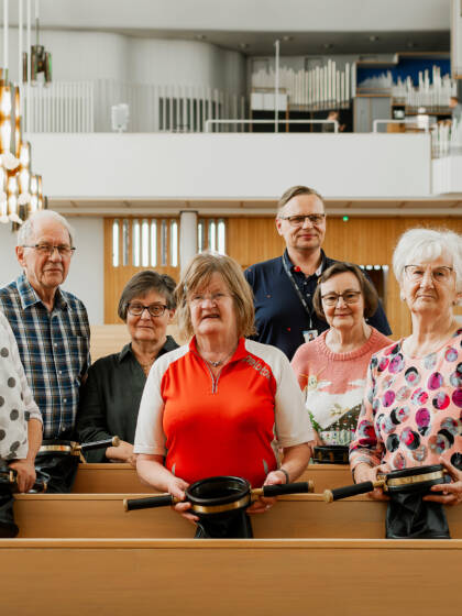 Seinäjoen alueseurakunnassa kolehdinkantajan tehtävissä toimivia vapaaehtoistyöntekijöitä Lakeuden Ristissä yhdessä seurakunnan työntekijöiden kanssa.