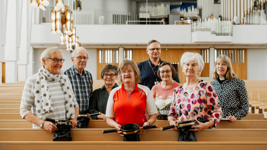 Seinäjoen alueseurakunnassa kolehdinkantajan tehtävissä toimivia vapaaehtoistyöntekijöitä Lakeuden Ristissä yhdessä seurakunnan työntekijöiden kanssa.