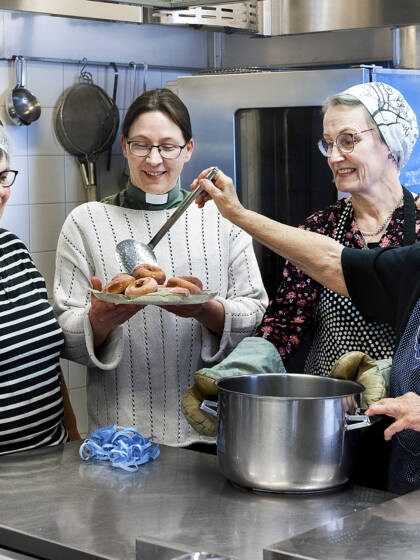 Henkilöitä valmistamassa vappumunkkeja Yhteisvastuukeräyksen ja lähetystyön hyväksi.