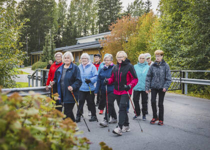 Seinäjoen seurakunnassa vapaaehtoistyöntekijöiden voimin järjestettävän Naisten Lenkin osallistujat ulkoilemassa Soukkajoen seurakuntakeskuksen maisemissa.