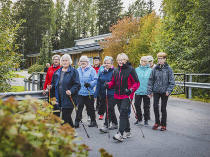 Seinäjoen seurakunnassa vapaaehtoistyöntekijöiden voimin järjestettävän Naisten Lenkin osallistujat ulkoilemassa Soukkajoen seurakuntakeskuksen maisemissa.