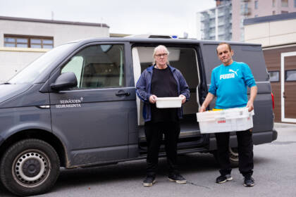 Seinäjoen seurakunnan Ruokapankissa vapaaehtoistyötä tekevät kaksi henkilöä pakettiauton vierellä.