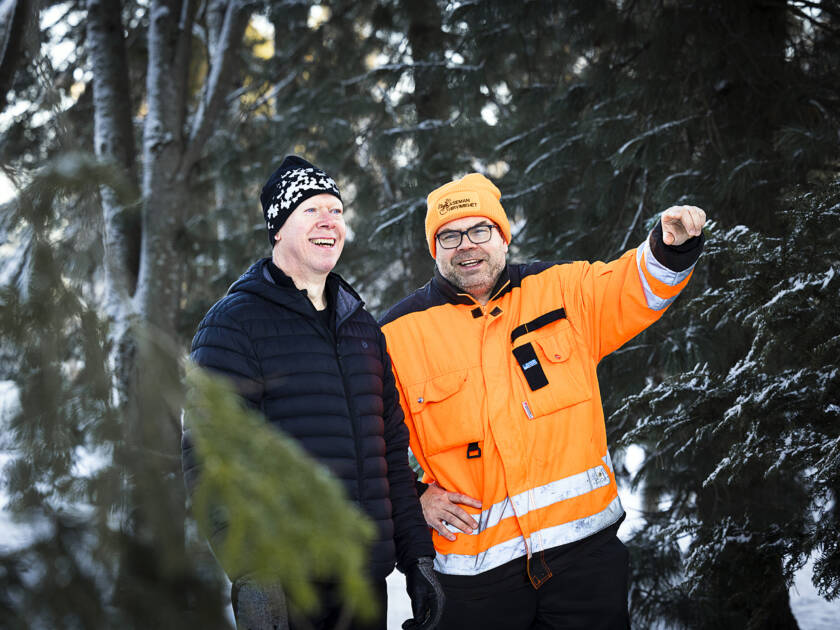 Kaksi henkilöä metsässä talvella.