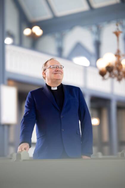 Pappi Peräseinäjoen kirkossa.