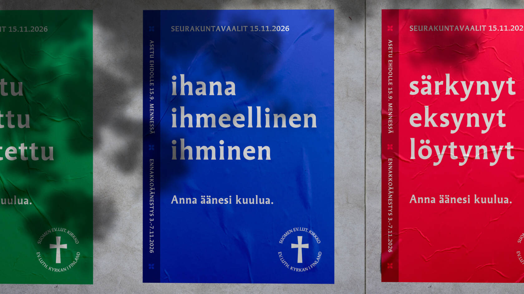 Seurakuntavaalien mainosjulisteita seinällä.