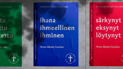 Seurakuntavaalien mainosjulisteita seinällä.