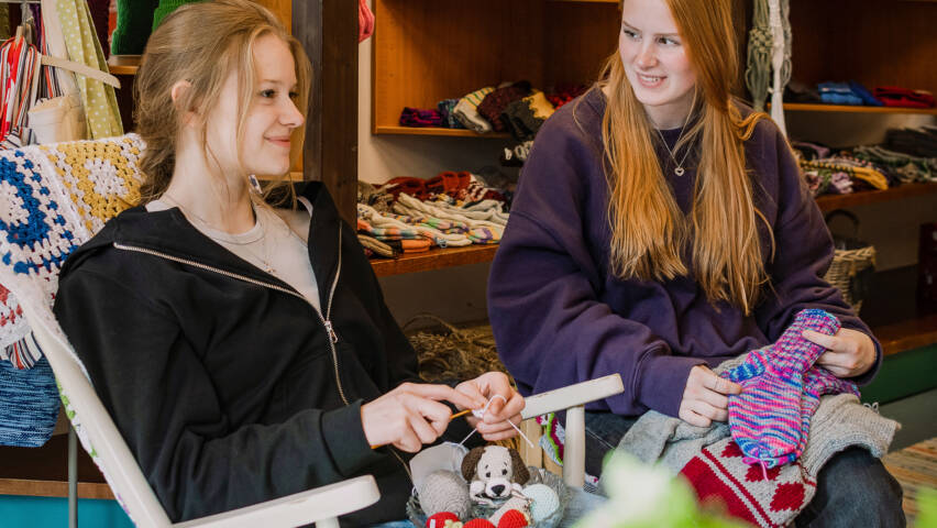 Kaksi nuorta henkilöä Seinäjoen seurakunnan Lähetyssoppi-myymälässä.