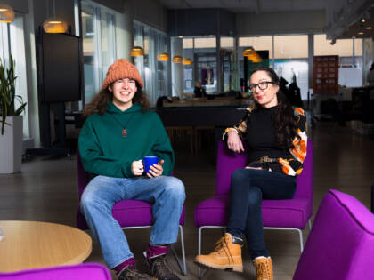 Two people seated in chairs at Seinäjoki Parish’s Friend’s Living Room.