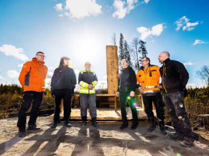 Kuusi henkilöä Seinäjoen seurakunnan Toivon metsän hiljentymispaikalla.
