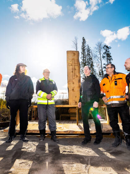Kuusi henkilöä Seinäjoen seurakunnan Toivon metsän hiljentymispaikalla.