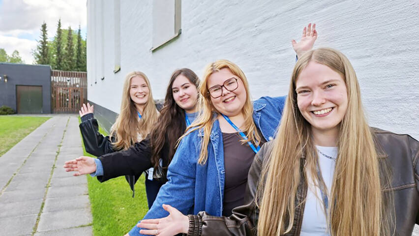 Neljä nuorta Lakeuden Ristin kirkon pihalla.