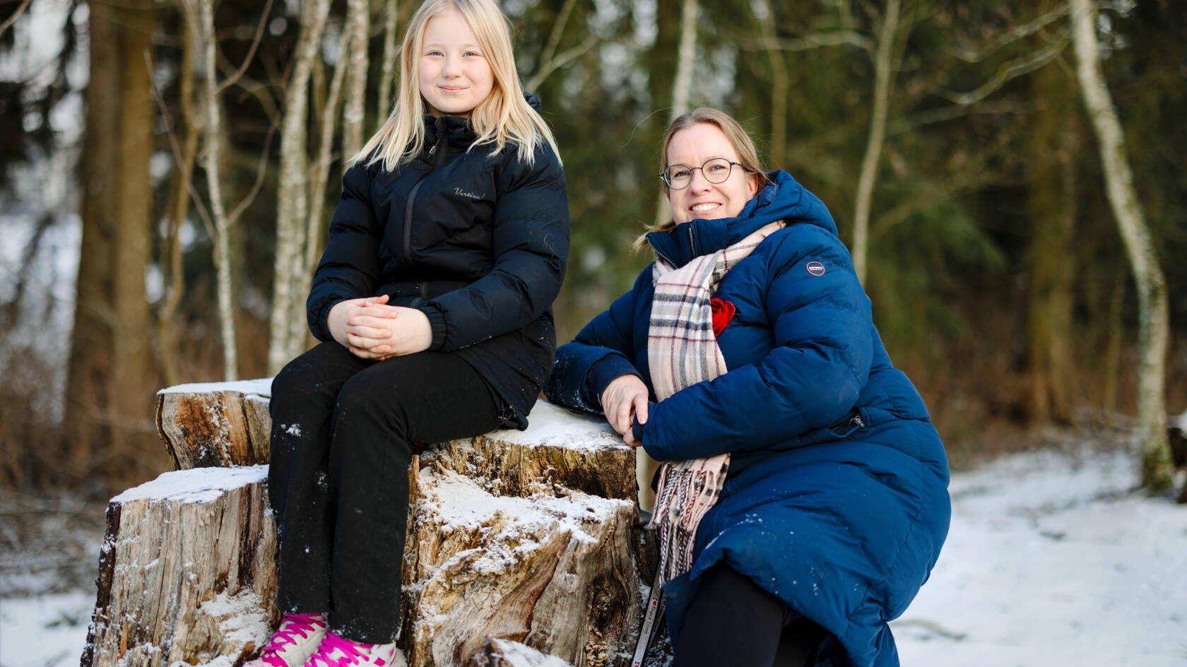 Tyttö ja nainen ulkona talvella.
