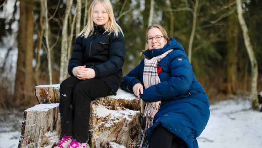 Tyttö ja nainen ulkona talvella.