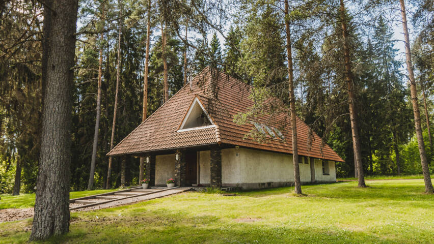 Pieni kirkkorakennus, taustalla puita ja nurmikkoa.