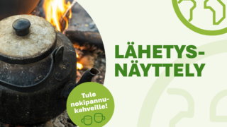 Koristeellinen vihreä tausta ja palloon syvätty kuva kahvipannusta nuotiolla. Teksti: LÄHETYSNÄYTTELY. Tule nokipannukahveille!