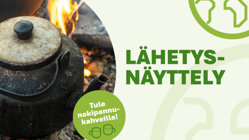 Koristeellinen vihreä tausta ja palloon syvätty kuva kahvipannusta nuotiolla. Teksti: LÄHETYSNÄYTTELY. Tule nokipannukahveille!