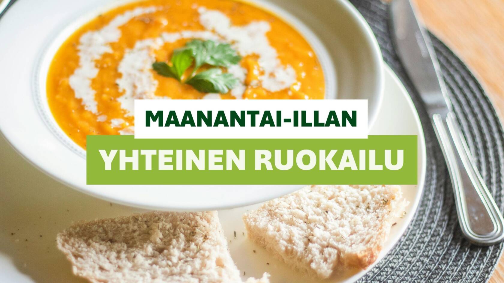 Oranssin värinen sosekeitto valkoisella lautasella, päällä teksti: MAANANTAI-ILLAN YHTEINEN RUOKAILU