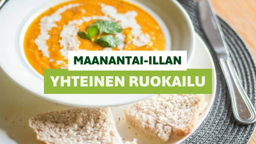 Oranssin värinen sosekeitto valkoisella lautasella, päällä teksti: MAANANTAI-ILLAN YHTEINEN RUOKAILU