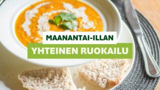 Oranssin värinen sosekeitto valkoisella lautasella, päällä teksti: MAANANTAI-ILLAN YHTEINEN RUOKAILU