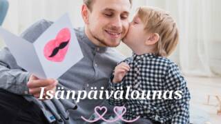 Isä ja lapsi on lattialla, lapsi pussaa isää poskelle. Isällä on kädessään kortti jossa piirretty sydän ja viikset. Teksti: Isänpäivälounas